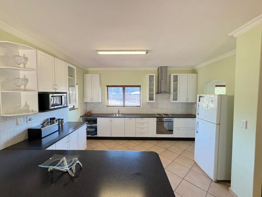 To Let 4 Bedroom Property for Rent in Uitzicht Western Cape